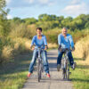 zwei Senioren haben Spaß beim Radfahren in der Natur