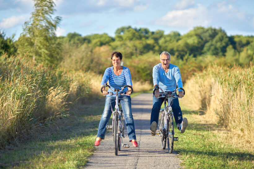 zwei Senioren haben Spaß beim Radfahren in der Natur